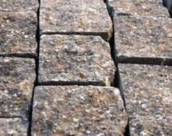 Kostka łupana 13,5x5x3,5 kolor piryt