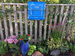 Skrzynka pocztowa na listy w kształcie teczki z dwoma paskami